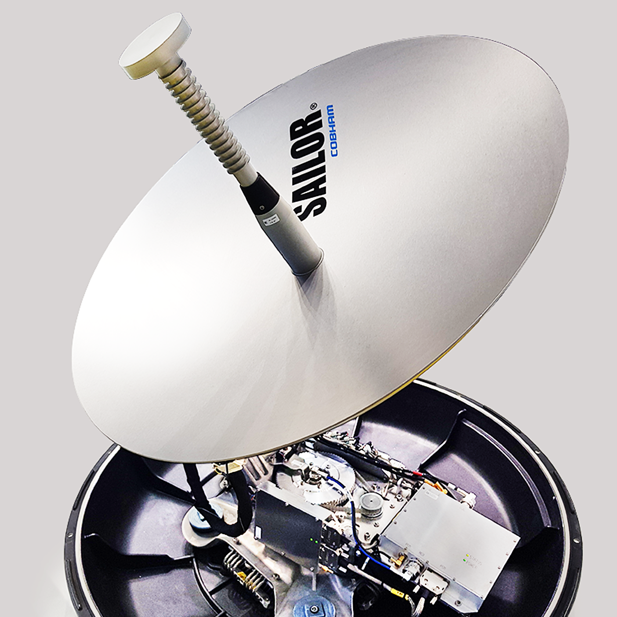 Bild på antenn som stabiliserats och isolerats med vajerisolatorer