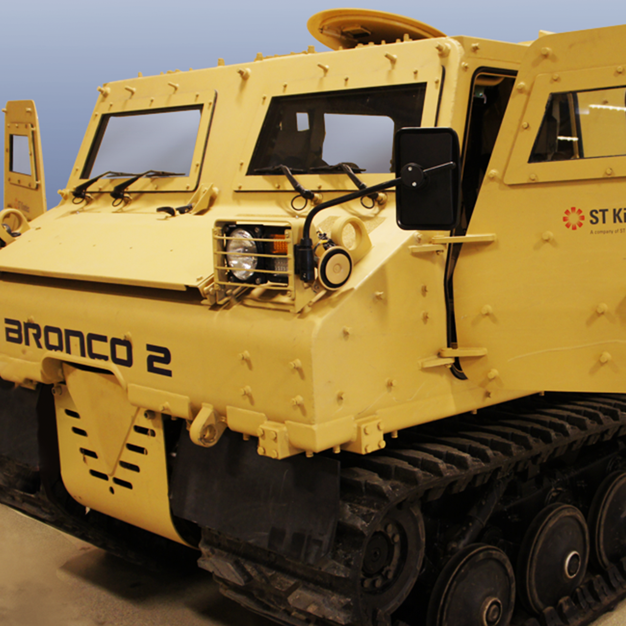 Billede af et militærkøretøj, der bruges til minerydning og troppetransport