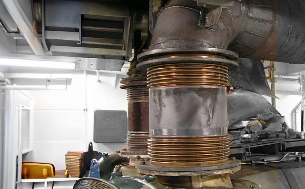 Billede af en ekspansionsfuge monteret på udstødningsrøret fra en motor om bord på et skib. Kaldes også for bælge.