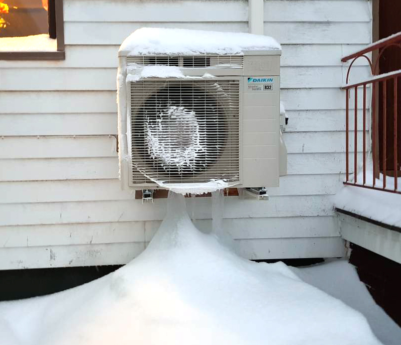 Bild av värmepump med Vibratec fjäderisolatorer på vintern