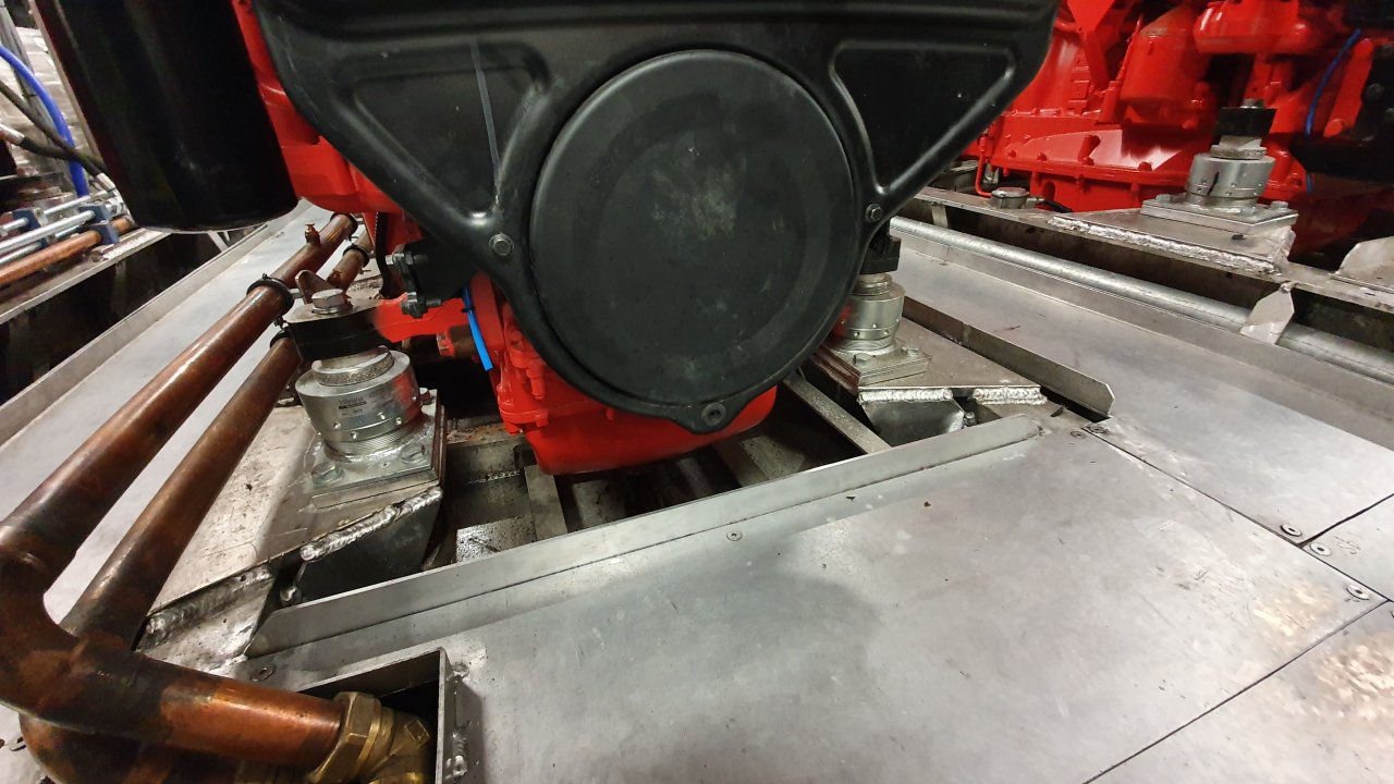 Photo d'un moteur marin de Scania, suspendu sur des supports de moteur Vibrates pour réduire les vibrations et les bruits indésirables.
