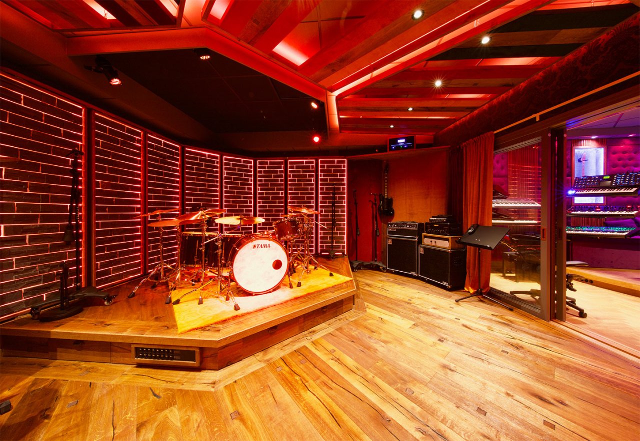 Image d'un studio d'enregistrement avec des tambours