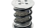 Vibratec fjäderisolator VT4422 med låg egenfrekvens mellan 6-8 Hz. Har även två stålkuddisolatorer inuti fjädern för ökad dämpning.