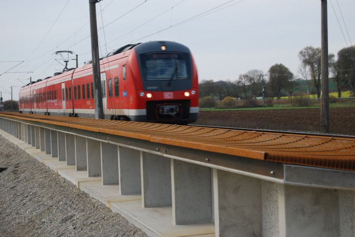 WHIS®-veggen kombinerer en lav støyskjerm med en diffraktor i cortenstål, noe som reduserer trafikkstøyen med 7-9 dB.