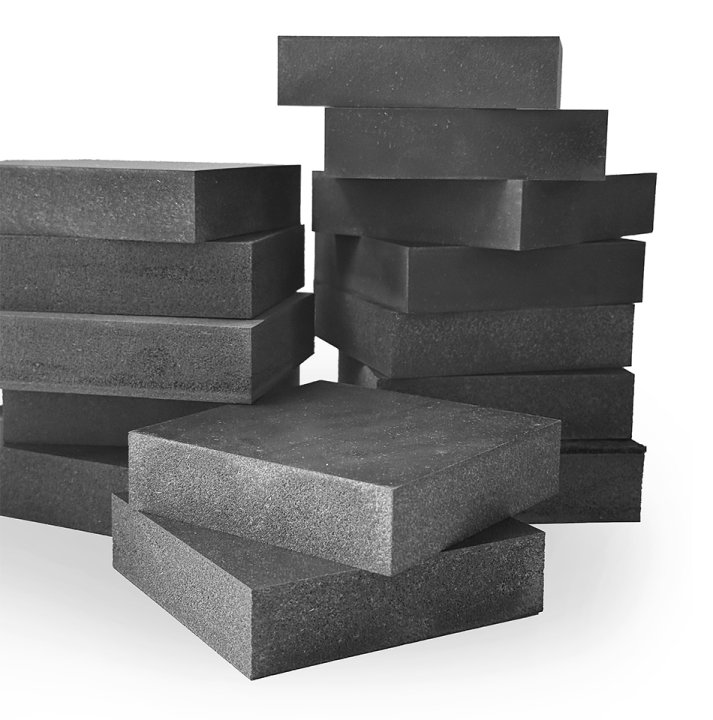 En stapel Novodamp-dynor. Novodamp är ett polyuretanmaterial med slutna celler för dämpning av vibrationer och strukturburet buller för järnvägsspår och byggnader.