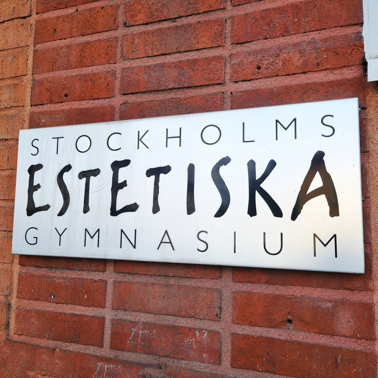 Image of a sign with the text Stockholms Estetiska Gymnasium