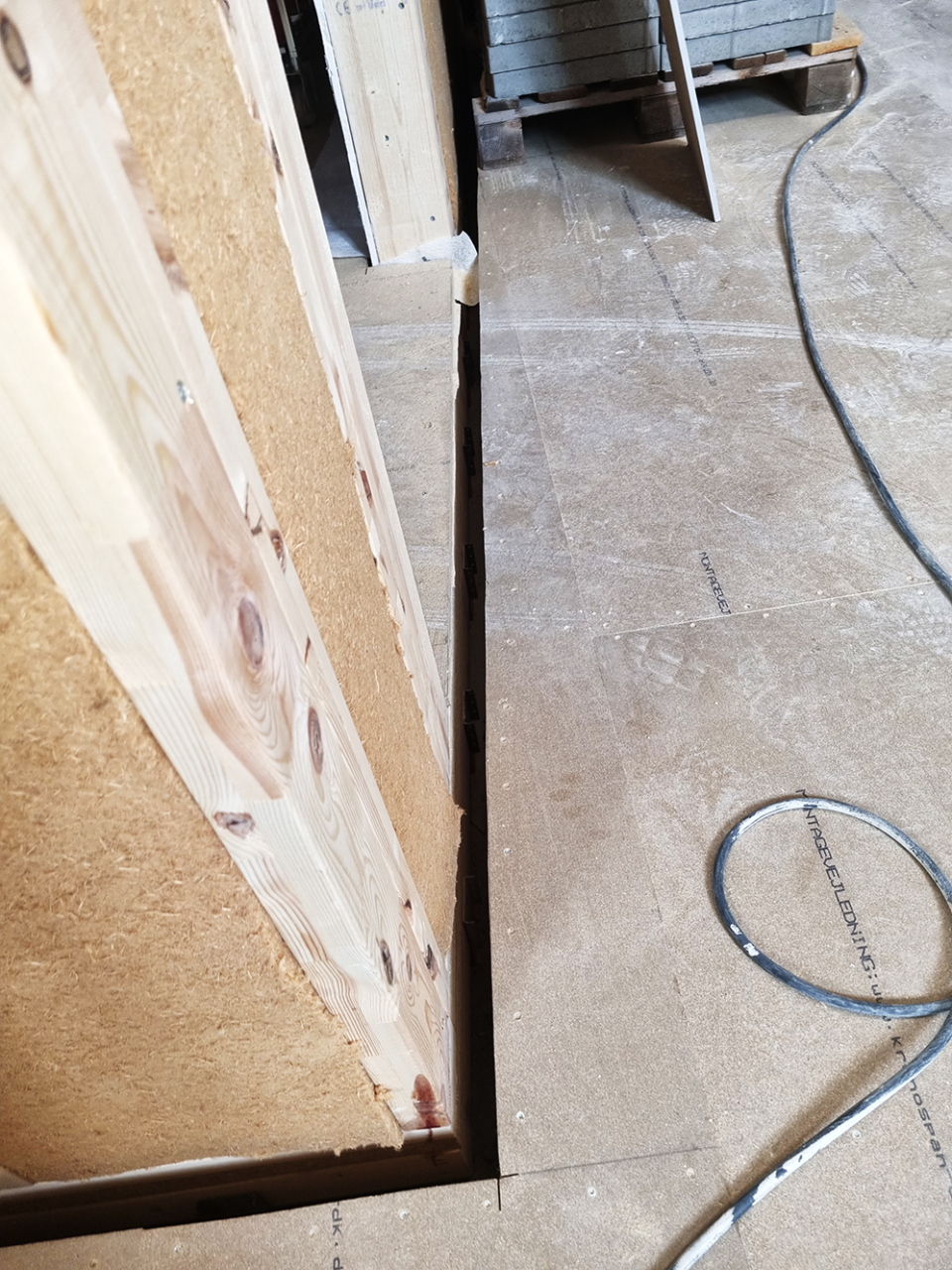 Image of air gap between wall and floor