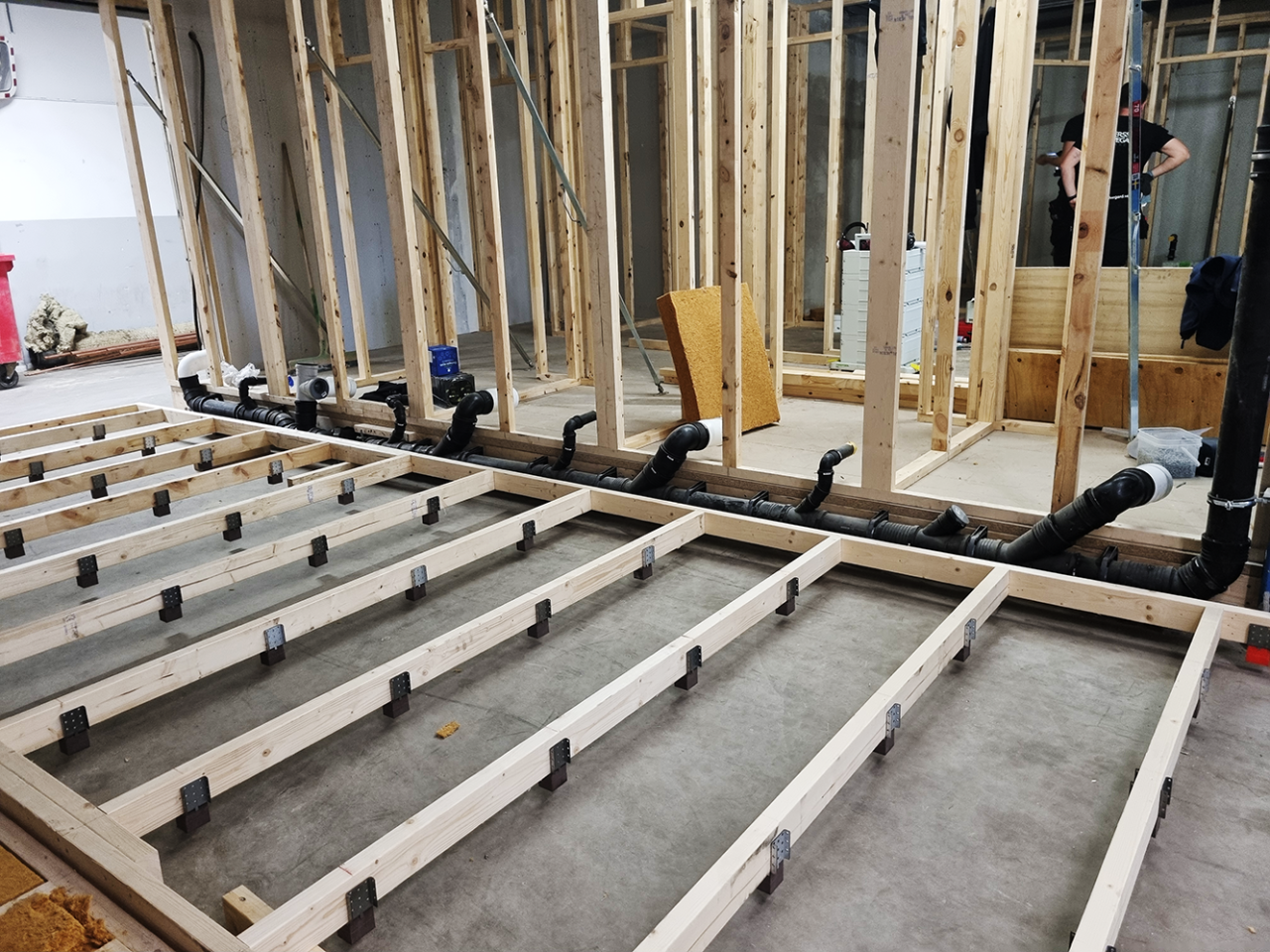 Image of Vibratecs floor system flexible floor bracket VT-FFB under construction