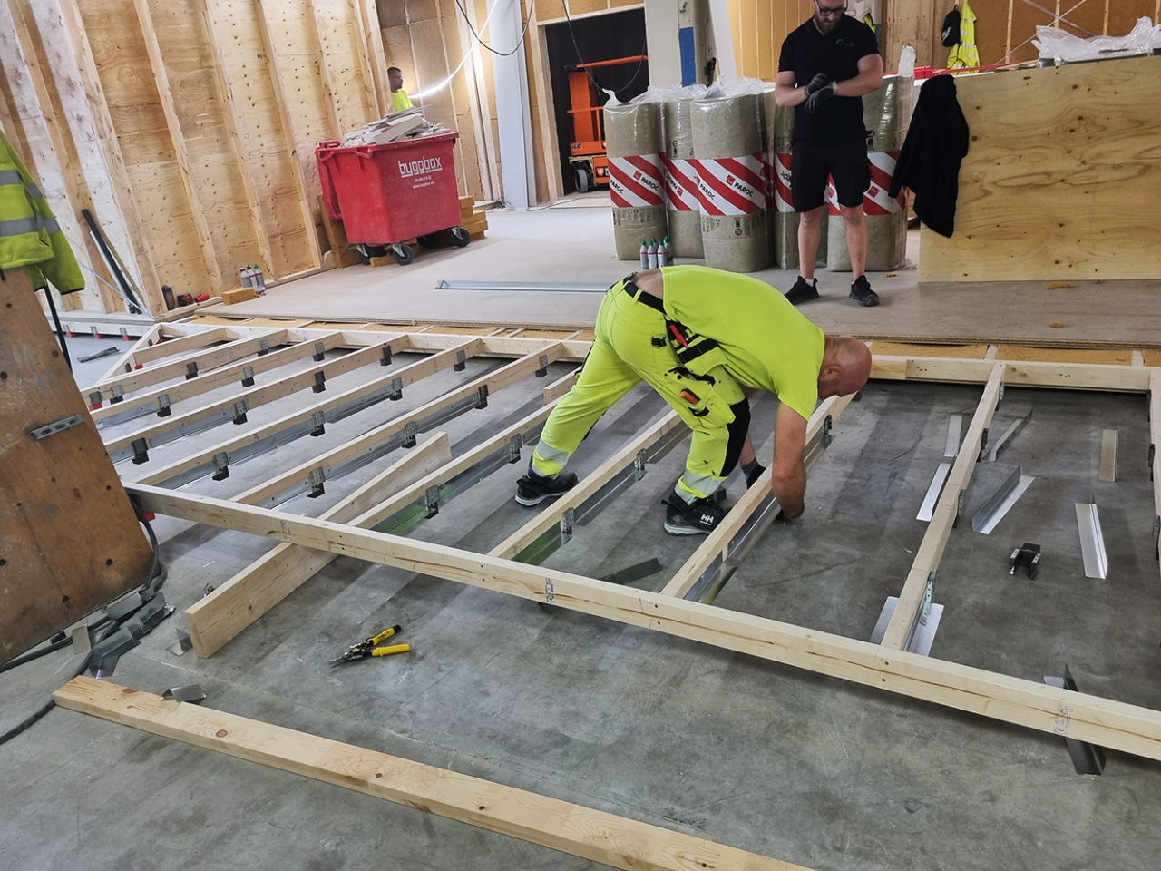 Image of Vibratecs floor system flexible floor bracket VT-FFB under construction
