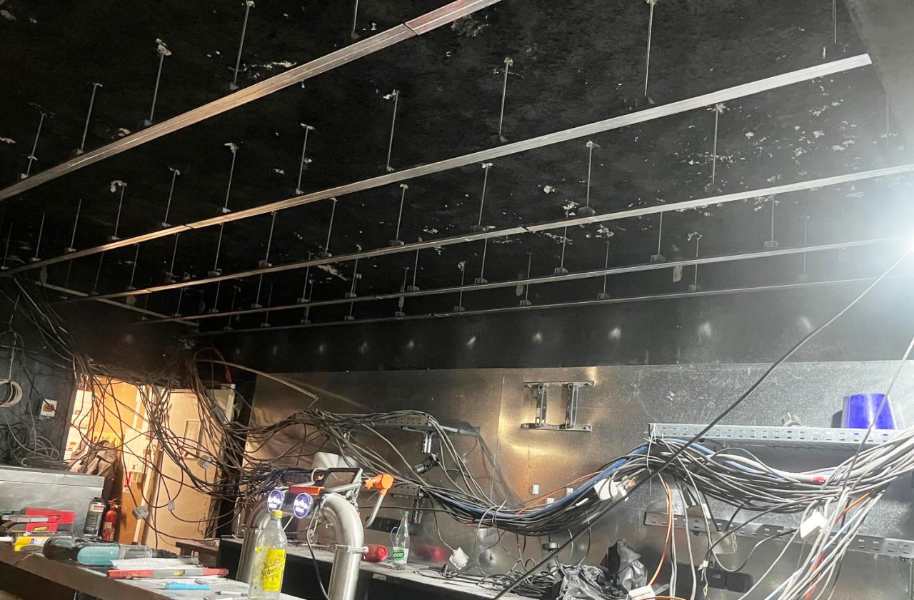 Image of installaation of Vibratecs ceiling system VT-SFC at Klub Summit