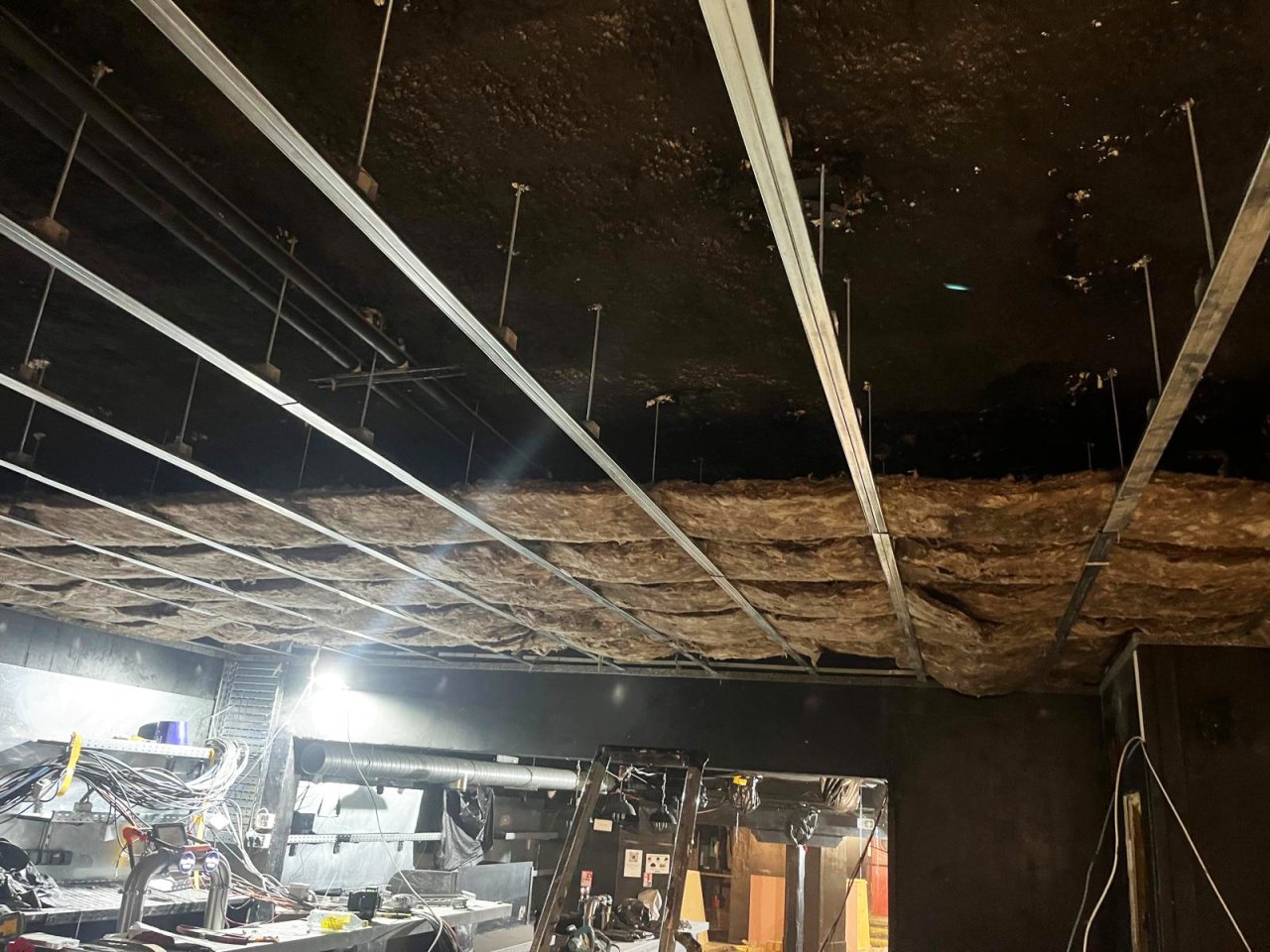 Image of installaation of Vibratecs ceiling system VT-SFC at Klub Summit