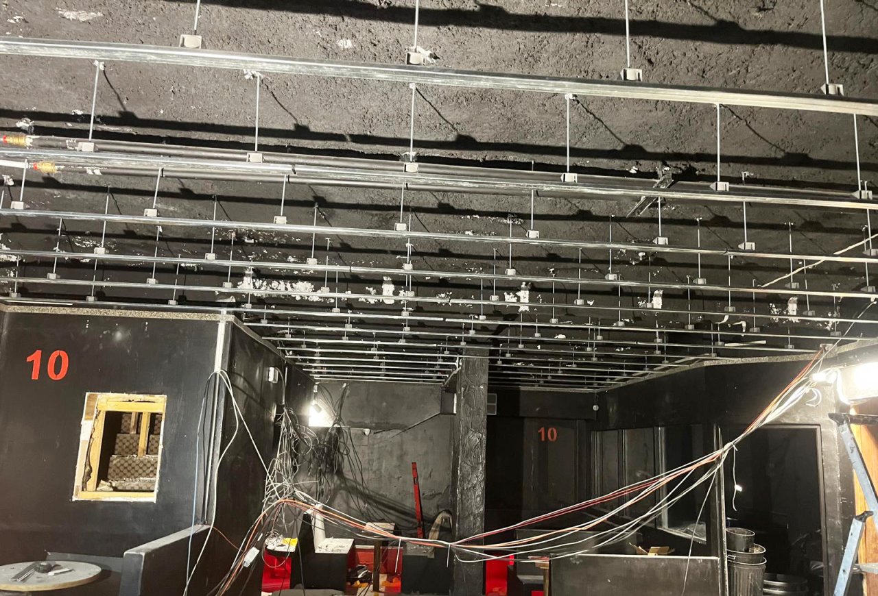 Image of installaation of Vibratecs ceiling system VT-SFC at Klub Summit