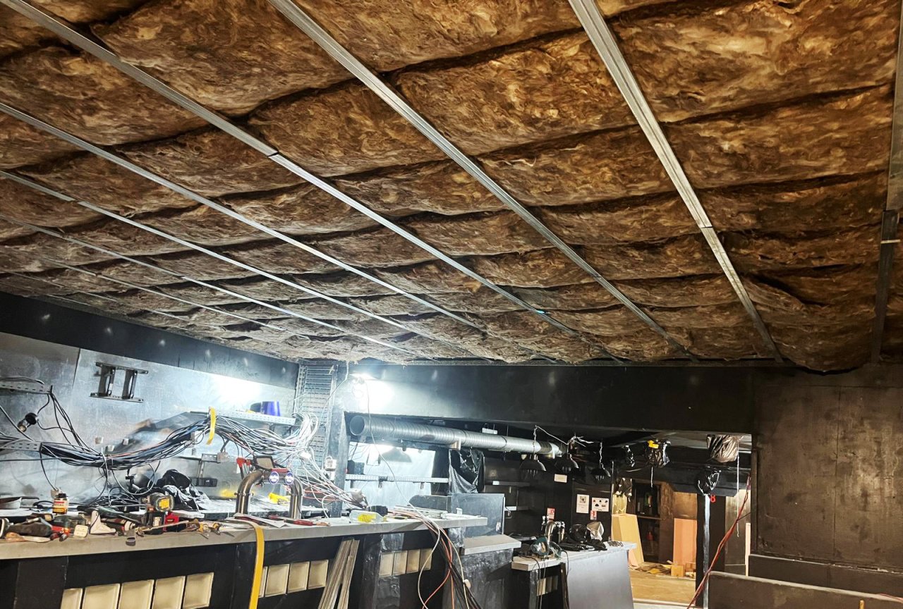 Image of installaation of Vibratecs ceiling system VT-SFC at Klub Summit
